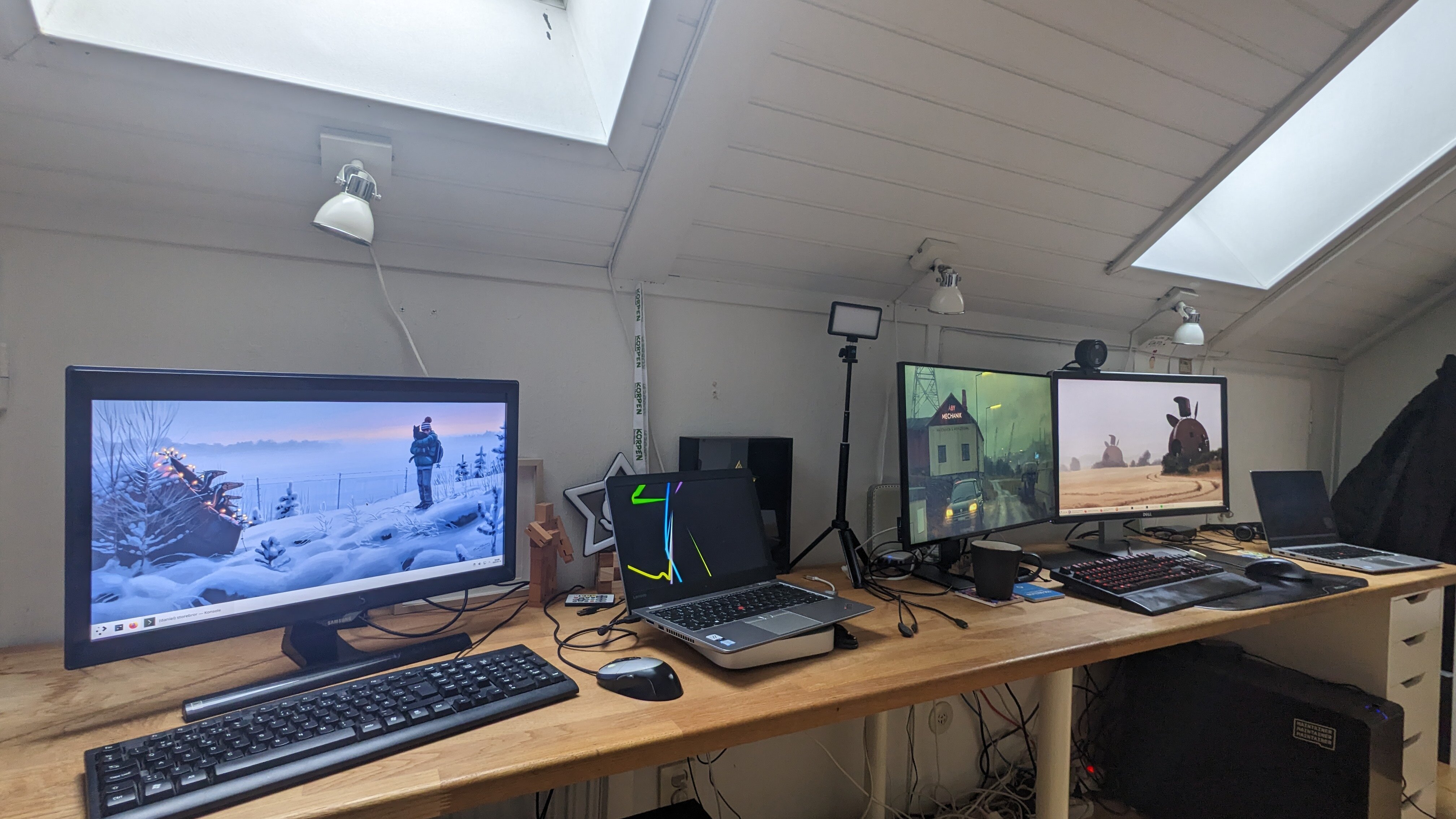 https://hackerstations.com/setups/daniel_stenberg/images/desk-left-angle.jpg