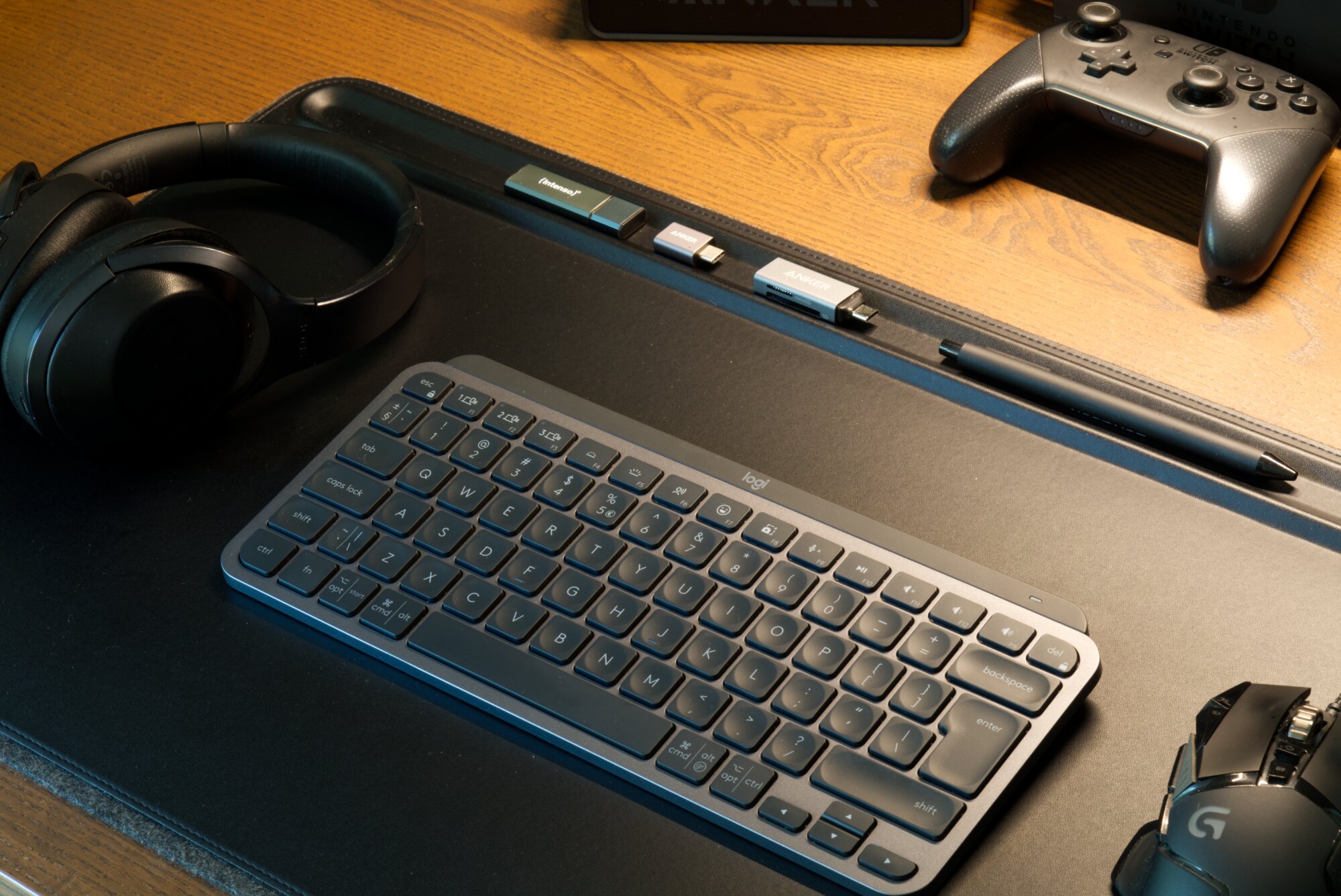 Vitalys keyboard and desk mat
